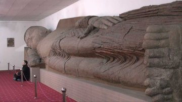 В музее Душанбе лежит самая большая на планете статуя Будды из глины